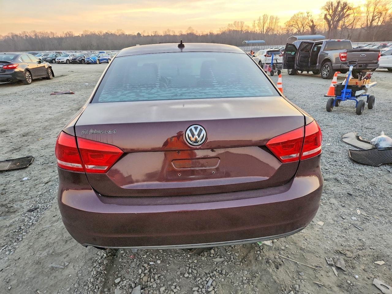 2012 VOLKSWAGEN Passat