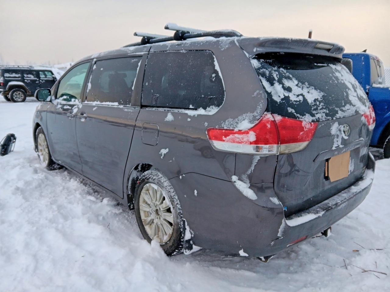 2011 TOYOTA SIENNA