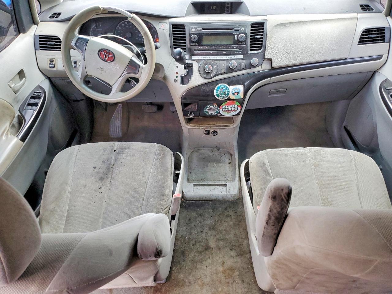 2011 TOYOTA SIENNA