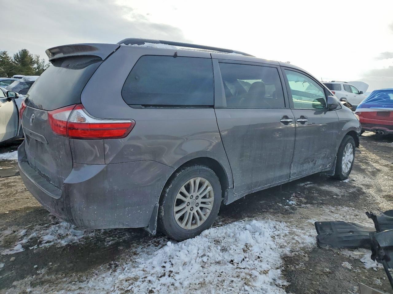 2015 TOYOTA SIENNA