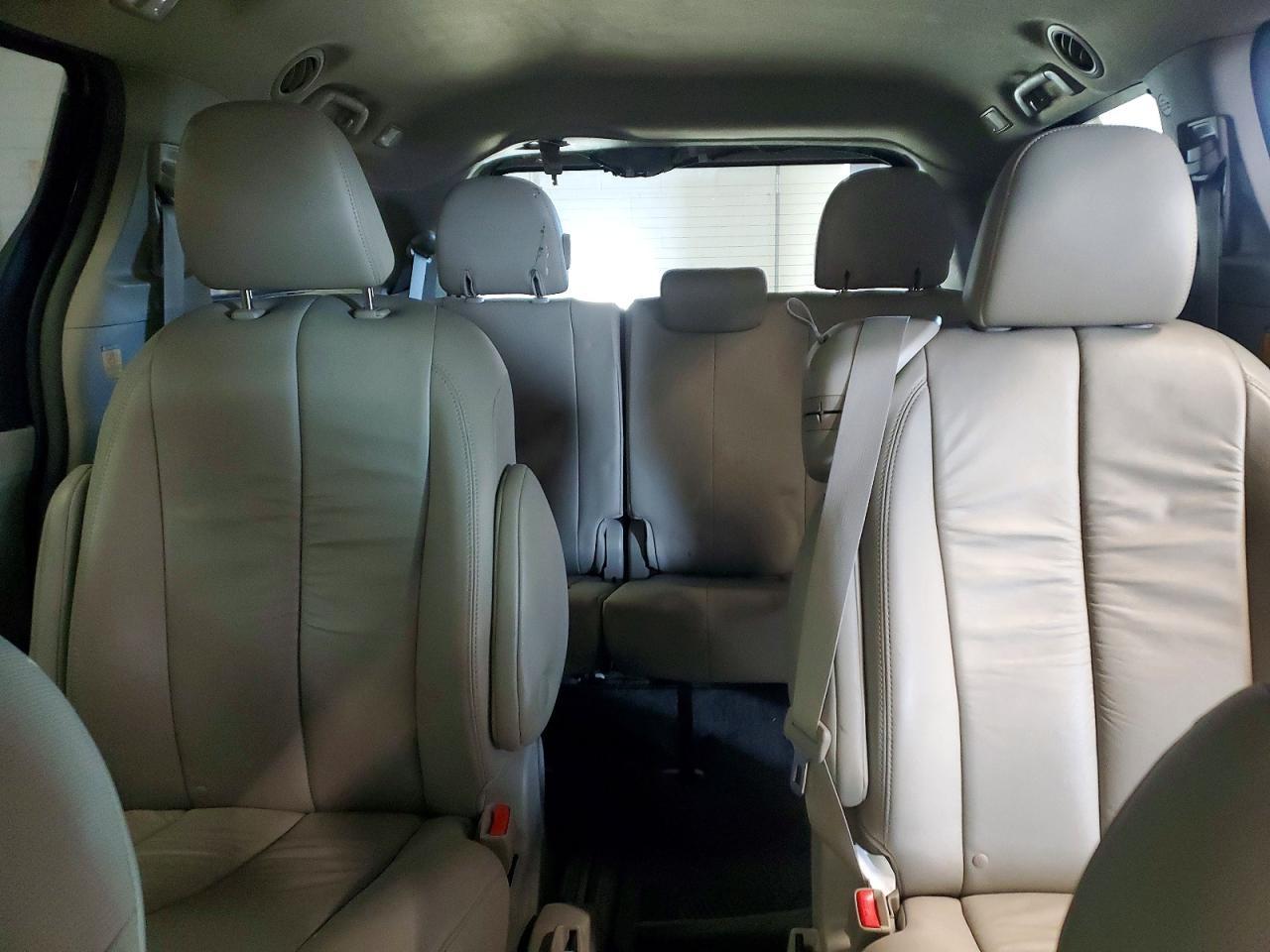 2011 TOYOTA SIENNA