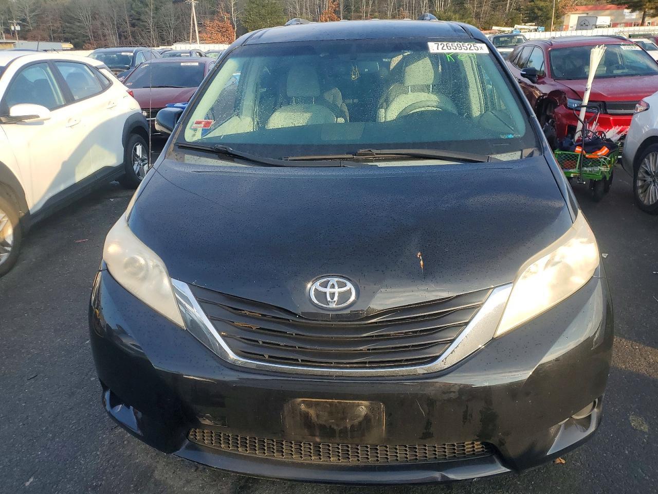 2011 TOYOTA SIENNA