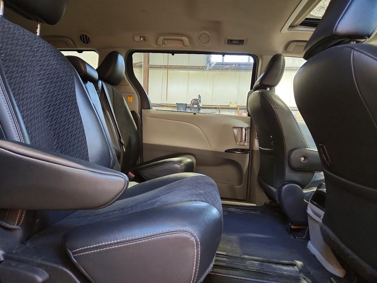 2011 TOYOTA SIENNA