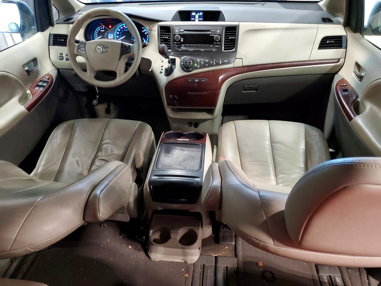 2012 TOYOTA SIENNA