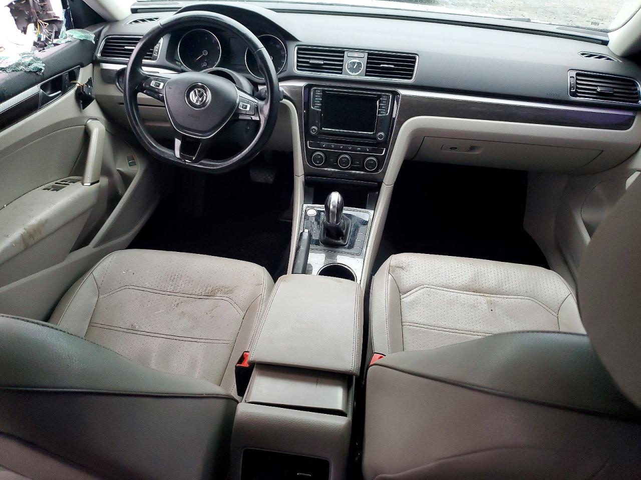 2017 VOLKSWAGEN Passat