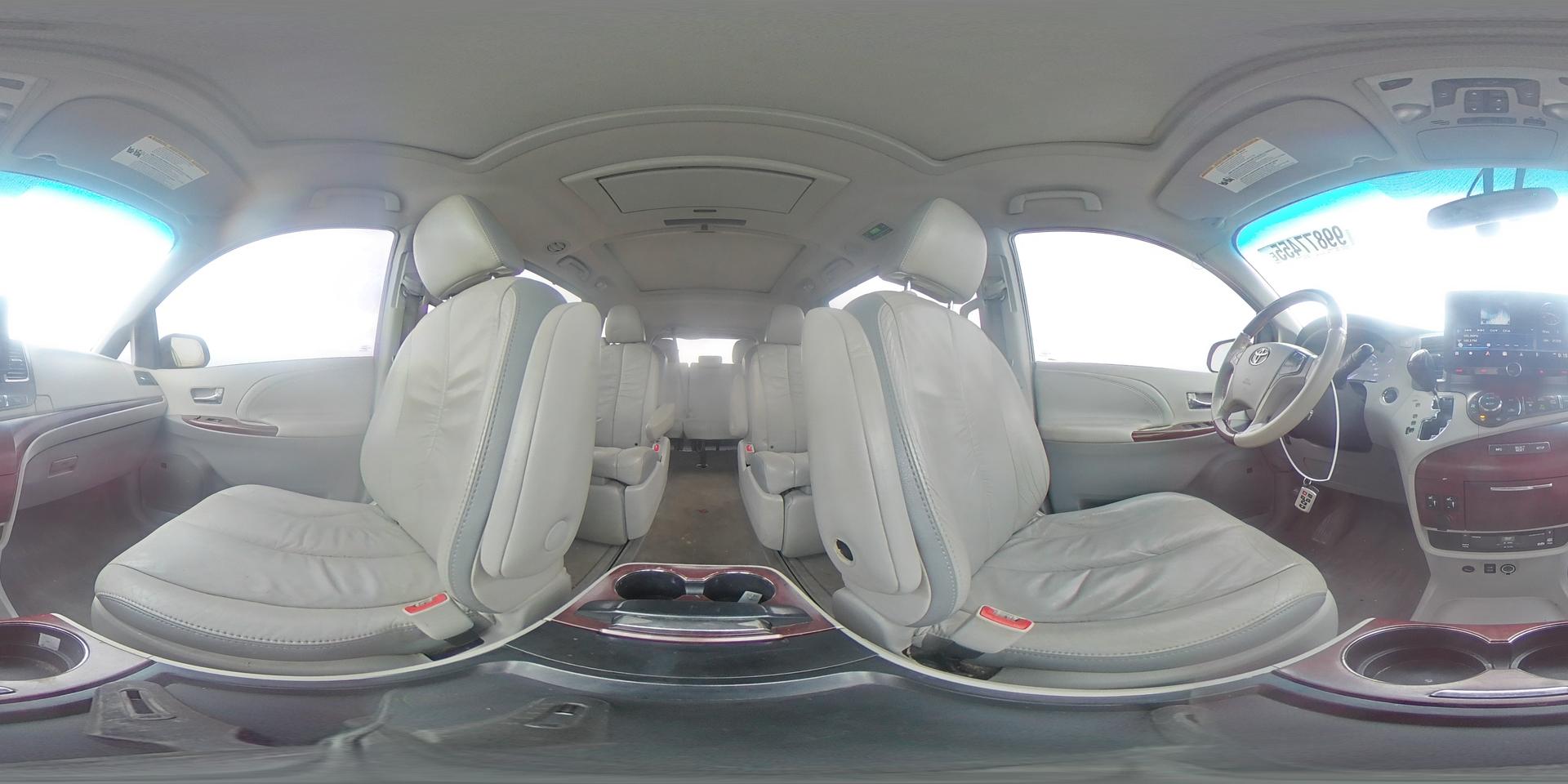 2011 TOYOTA SIENNA
