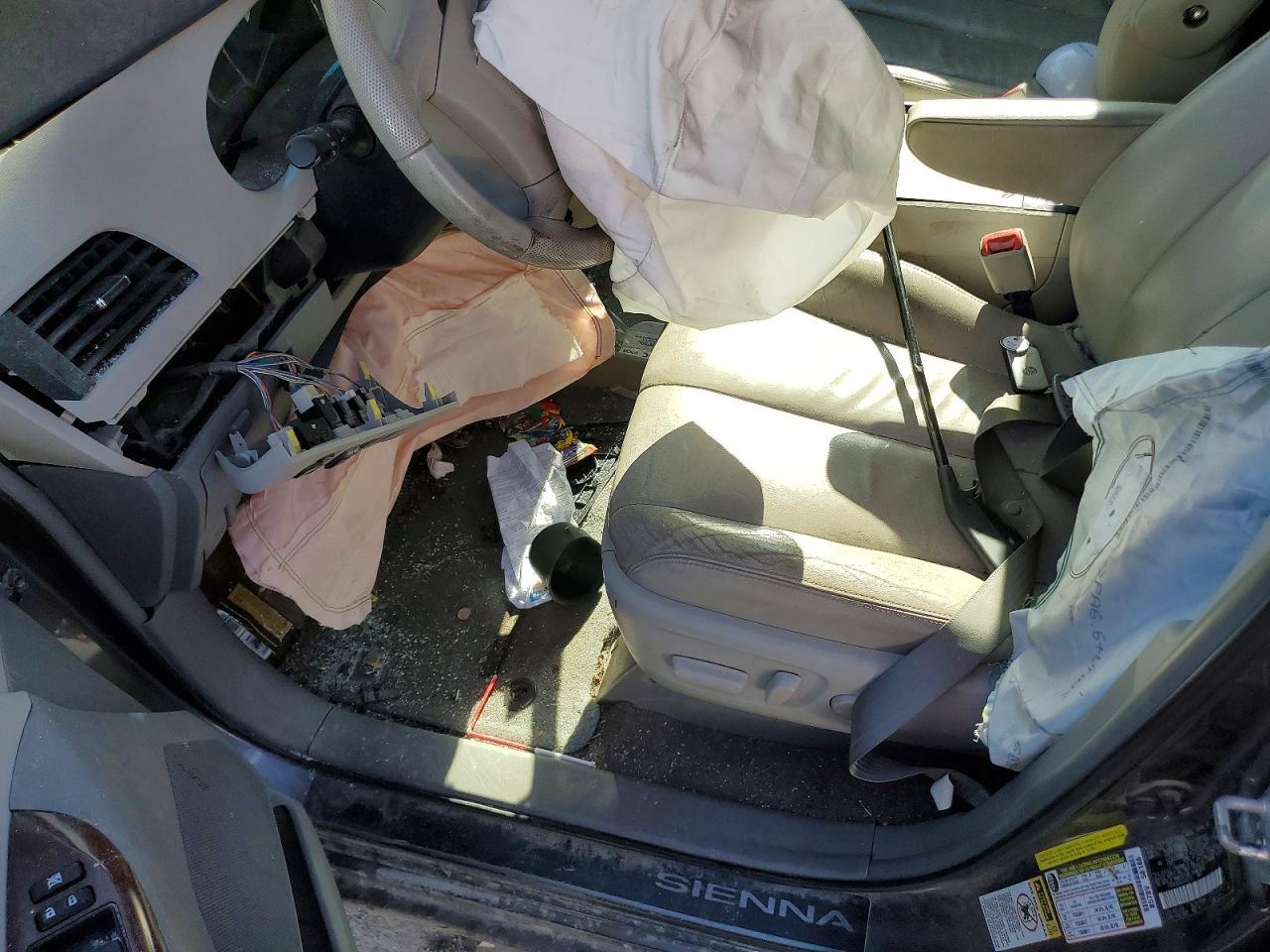 2014 TOYOTA SIENNA