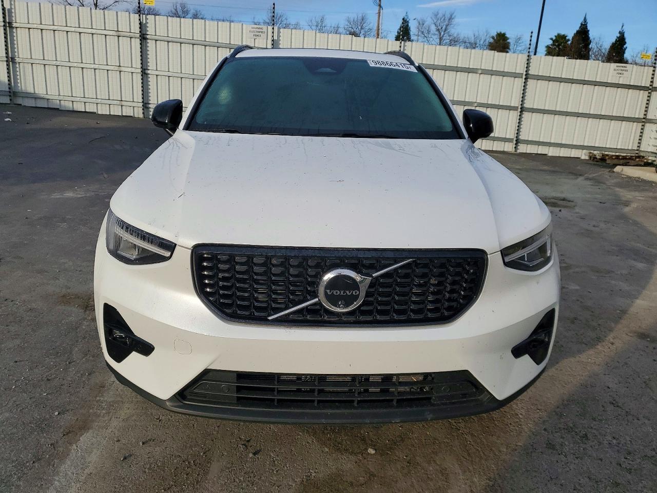 2024 VOLVO XC40