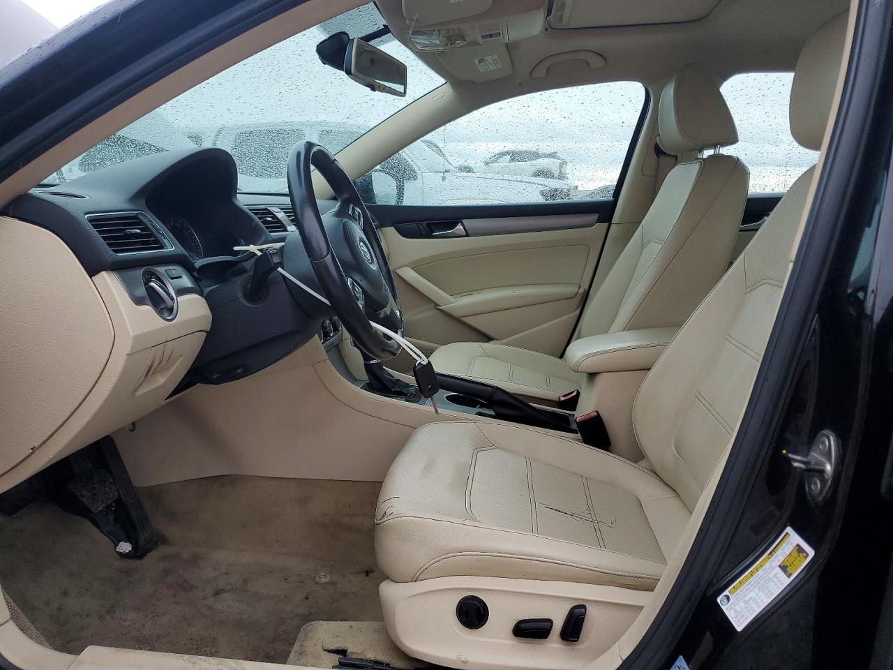 2014 VOLKSWAGEN Passat