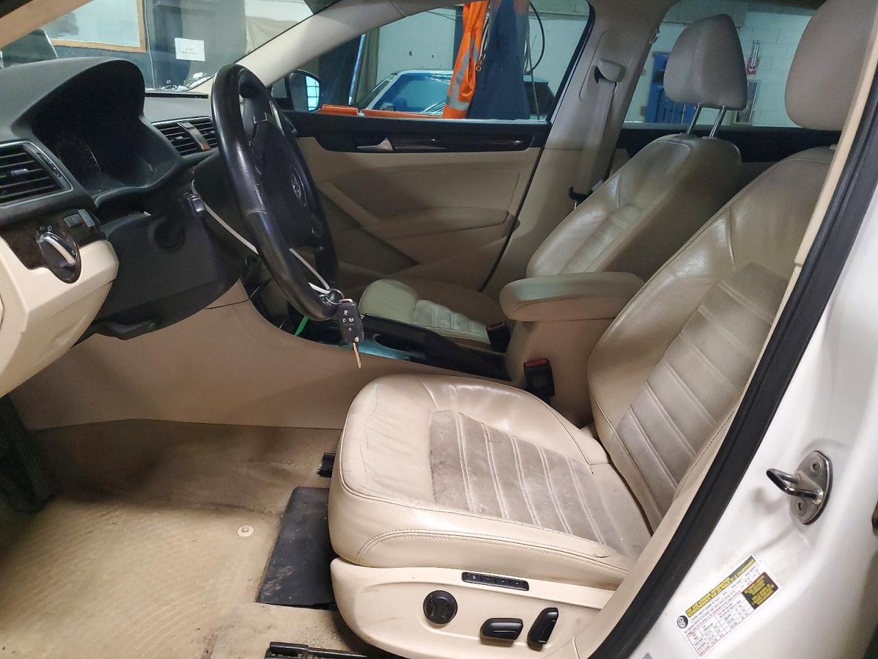 2014 VOLKSWAGEN Passat