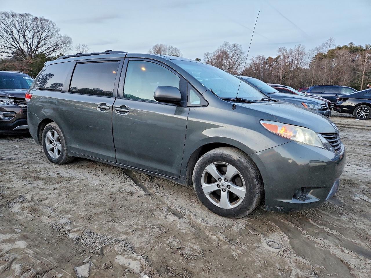 2011 TOYOTA SIENNA