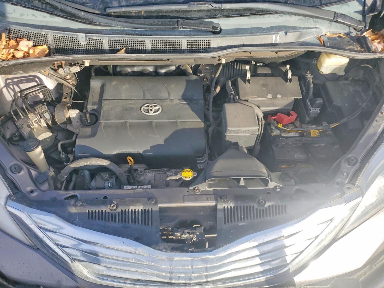 2011 TOYOTA SIENNA