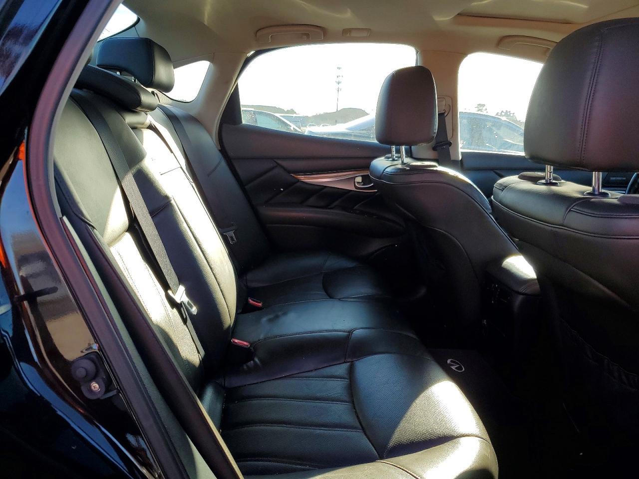 2011 INFINITI M37