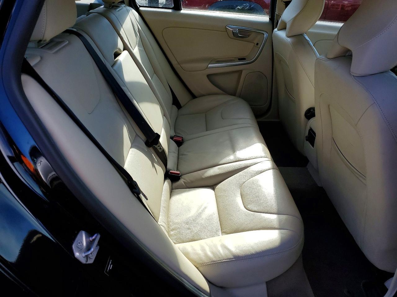 2015 VOLVO V60