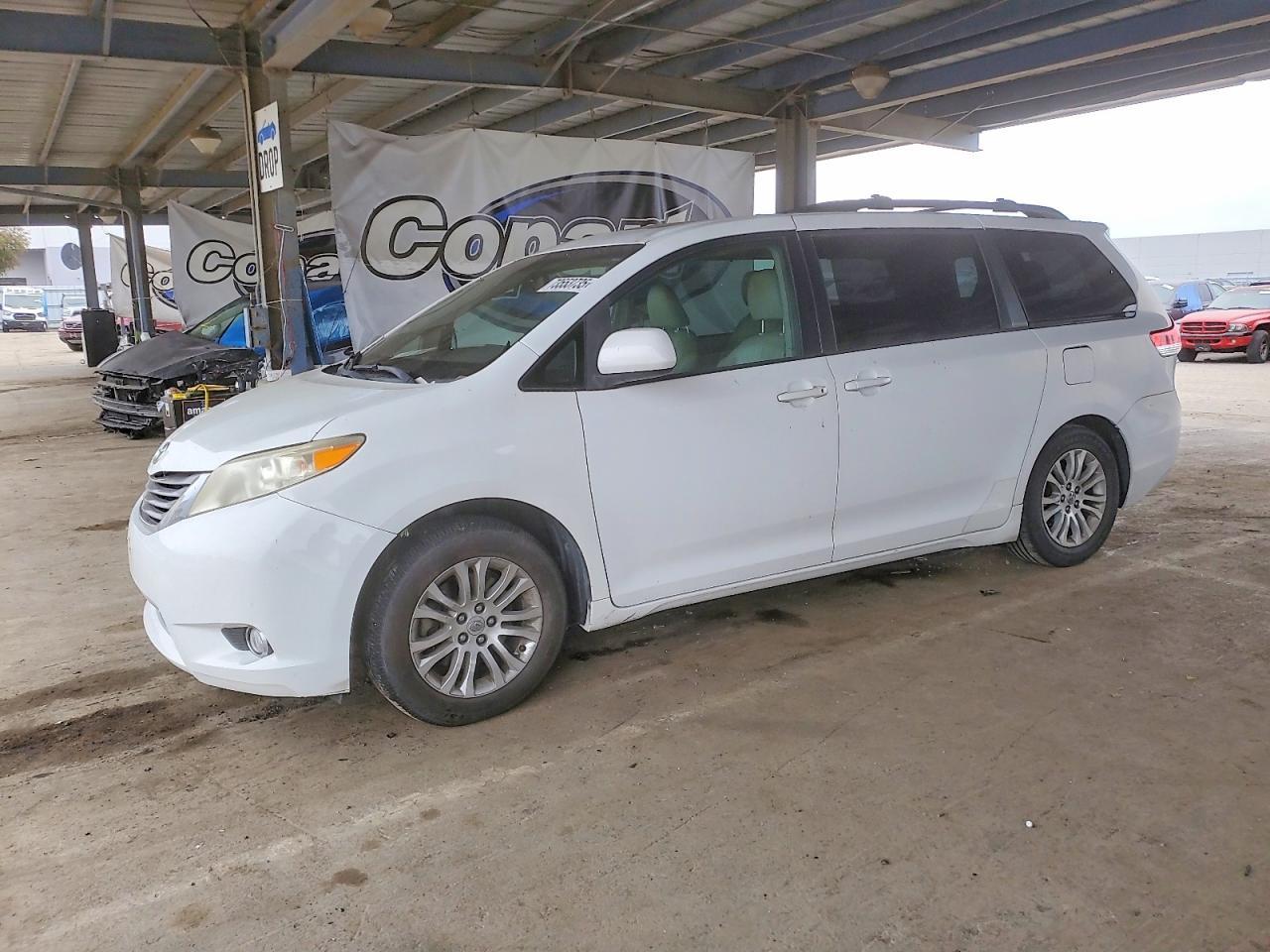 2011 TOYOTA SIENNA