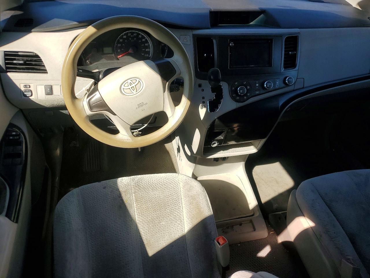 2011 TOYOTA SIENNA