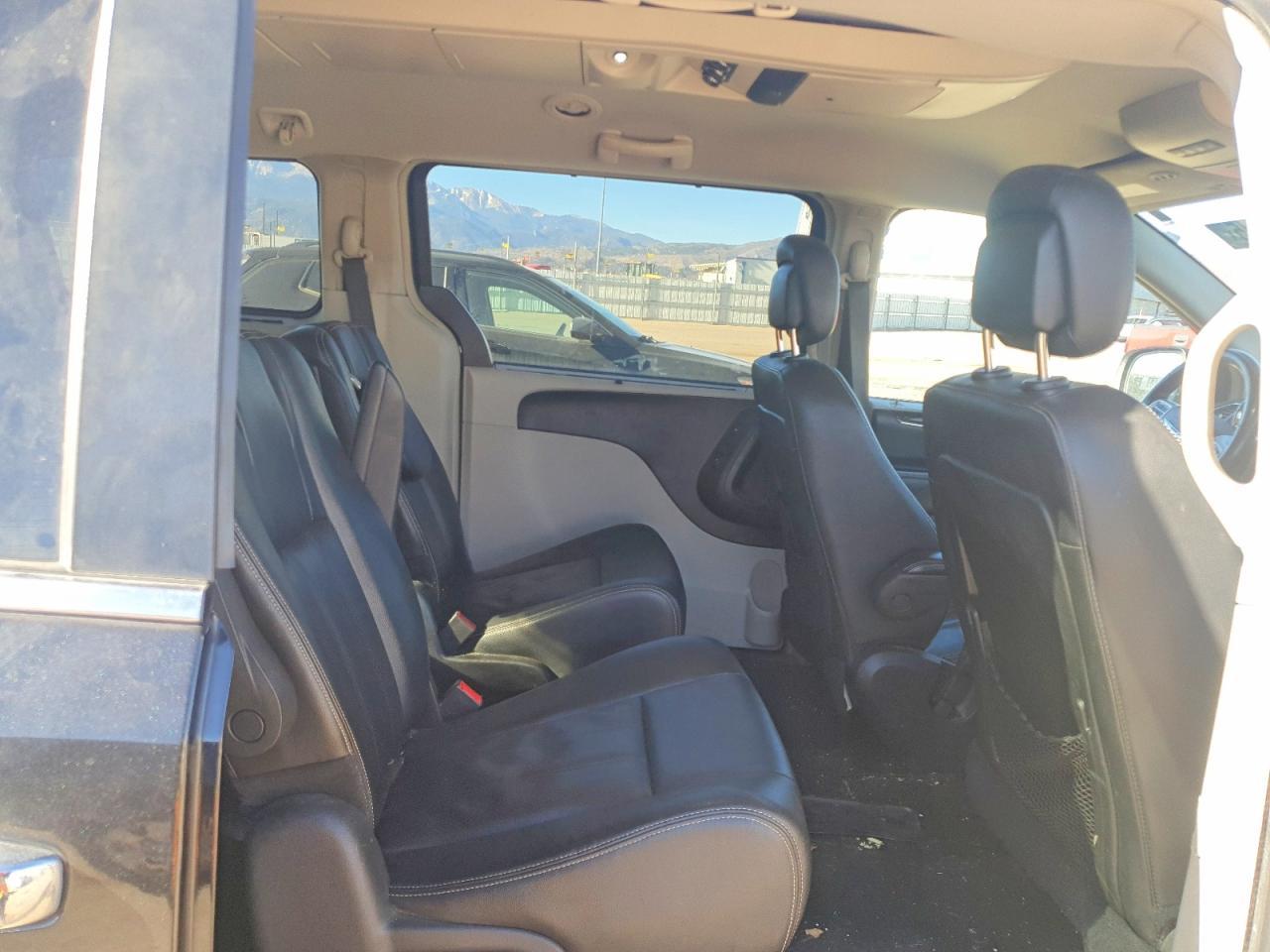 2016 CHRYSLER Town & Country