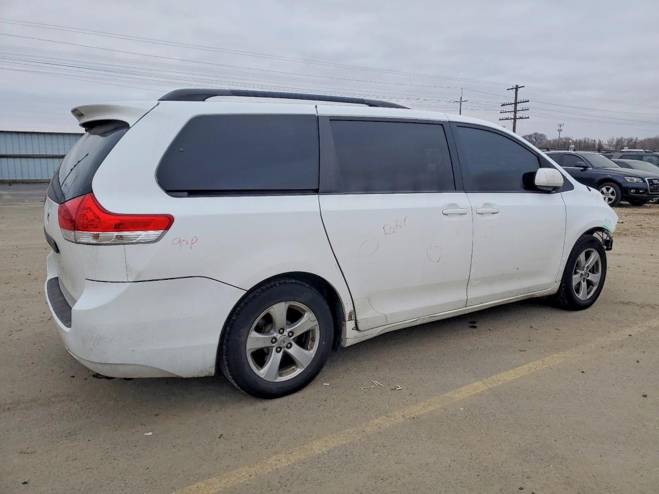 2011 TOYOTA SIENNA
