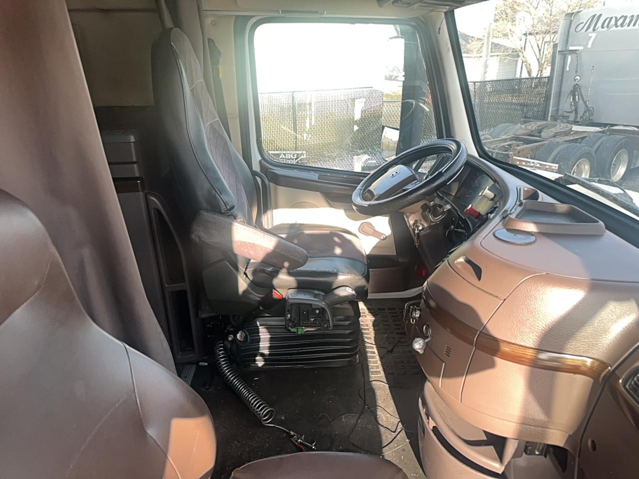2014 VOLVO Vn