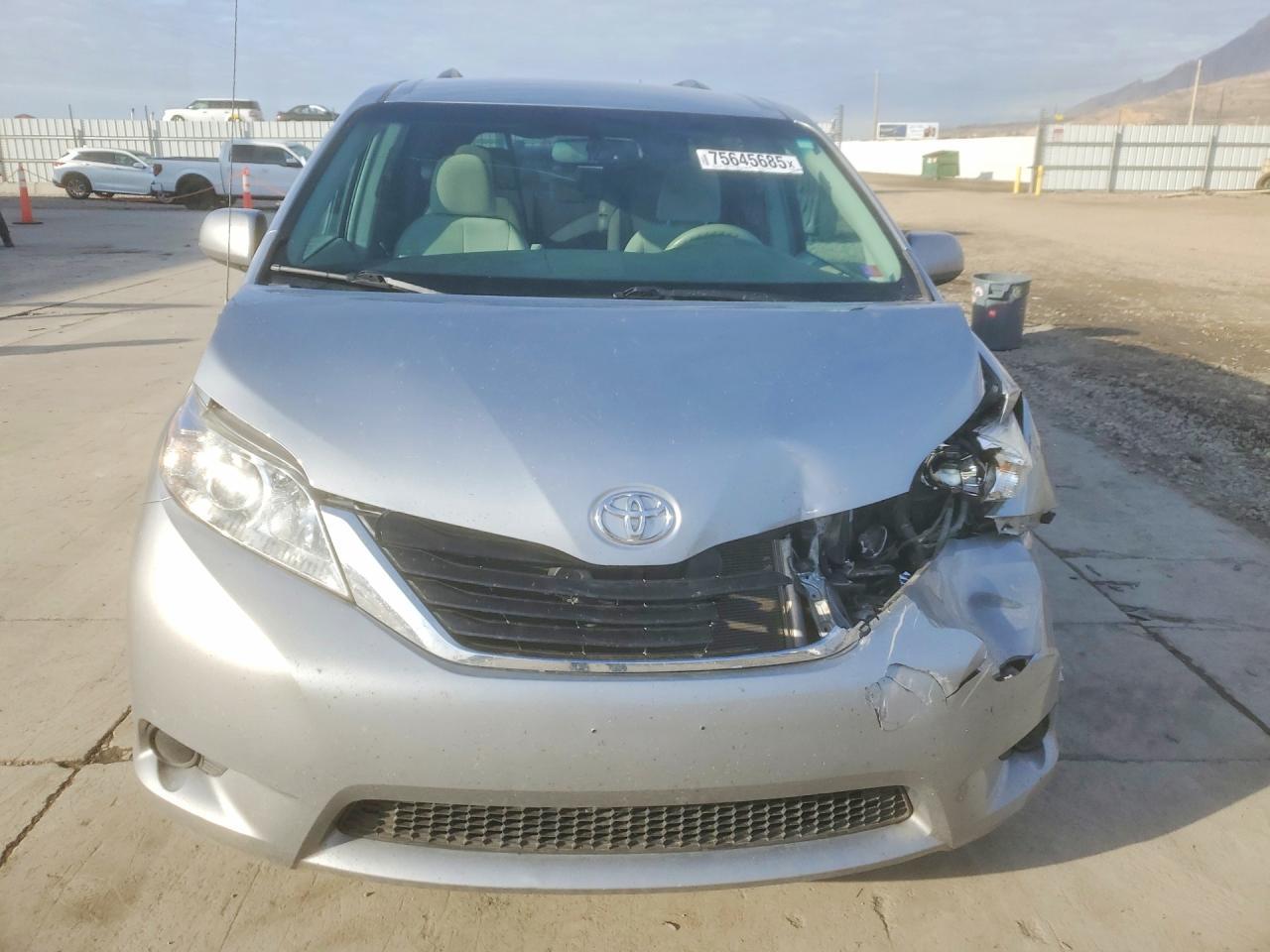 2014 TOYOTA SIENNA