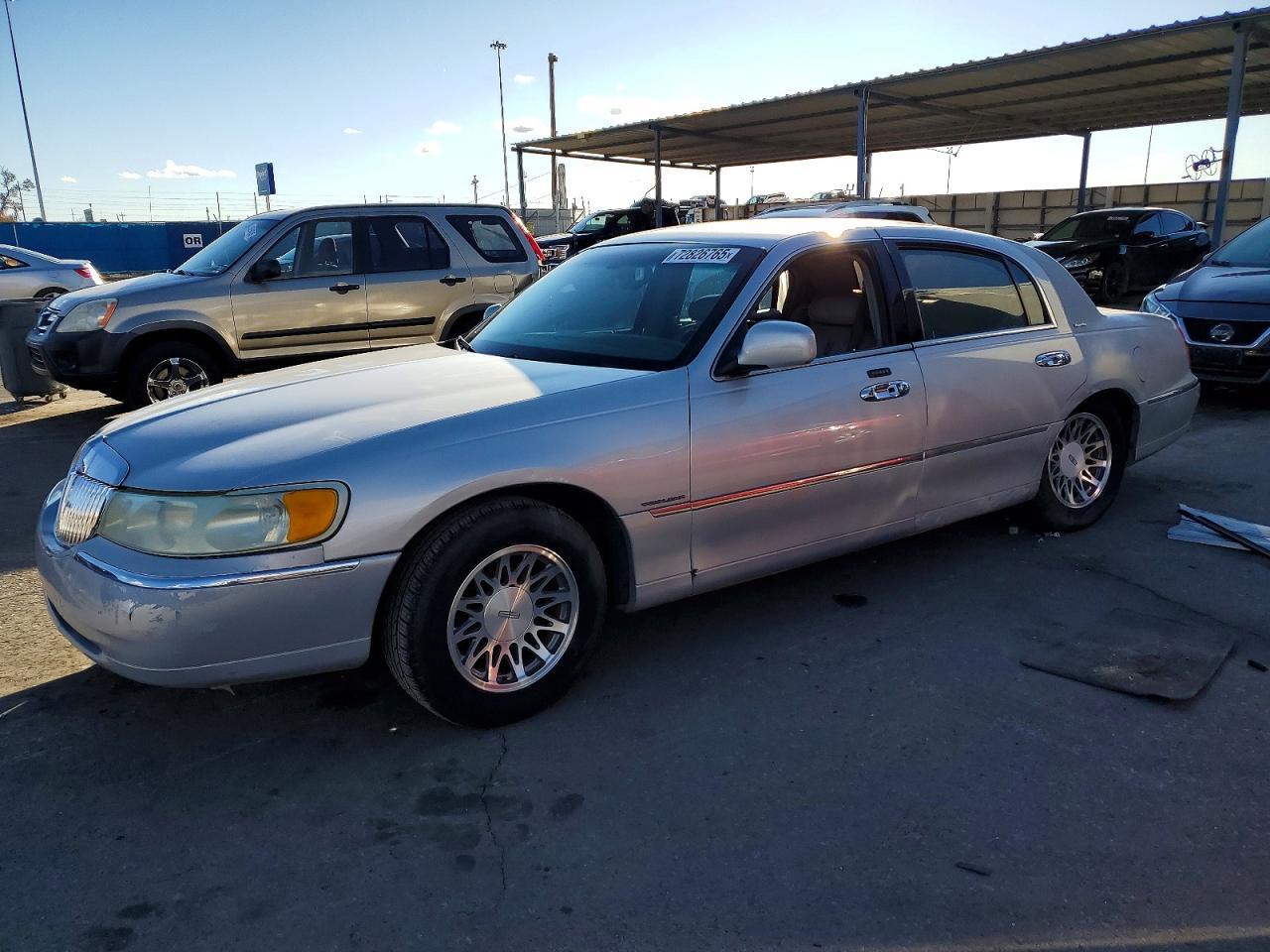 2002 LINCOLN Town Car