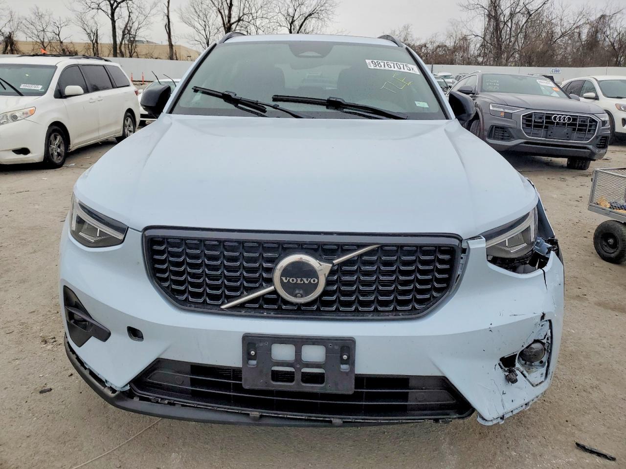 2025 VOLVO XC40
