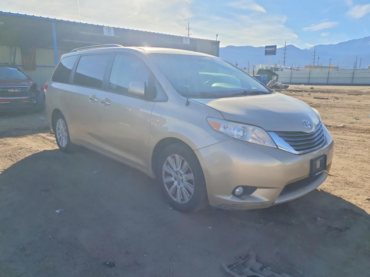 2013 TOYOTA SIENNA