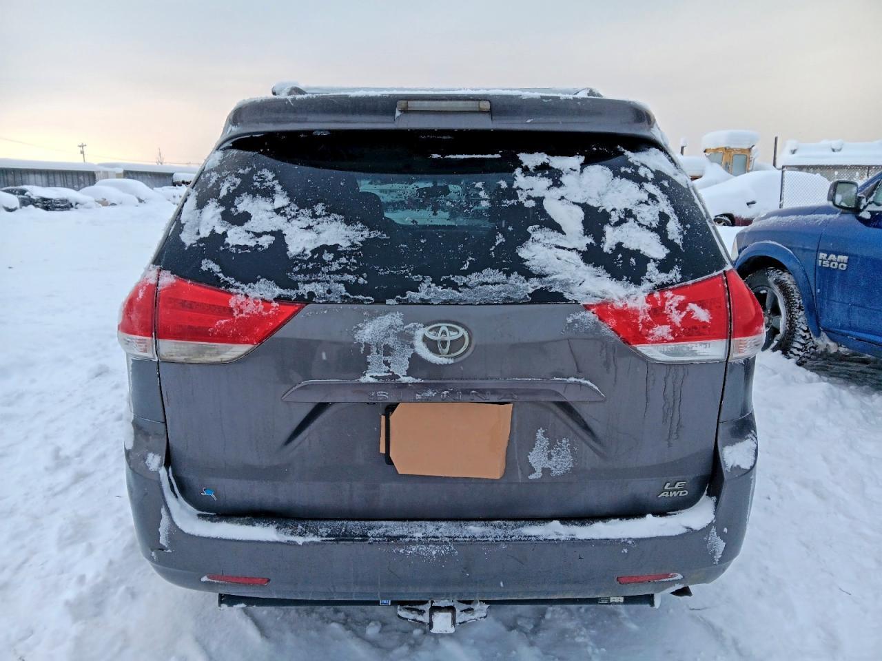 2011 TOYOTA SIENNA