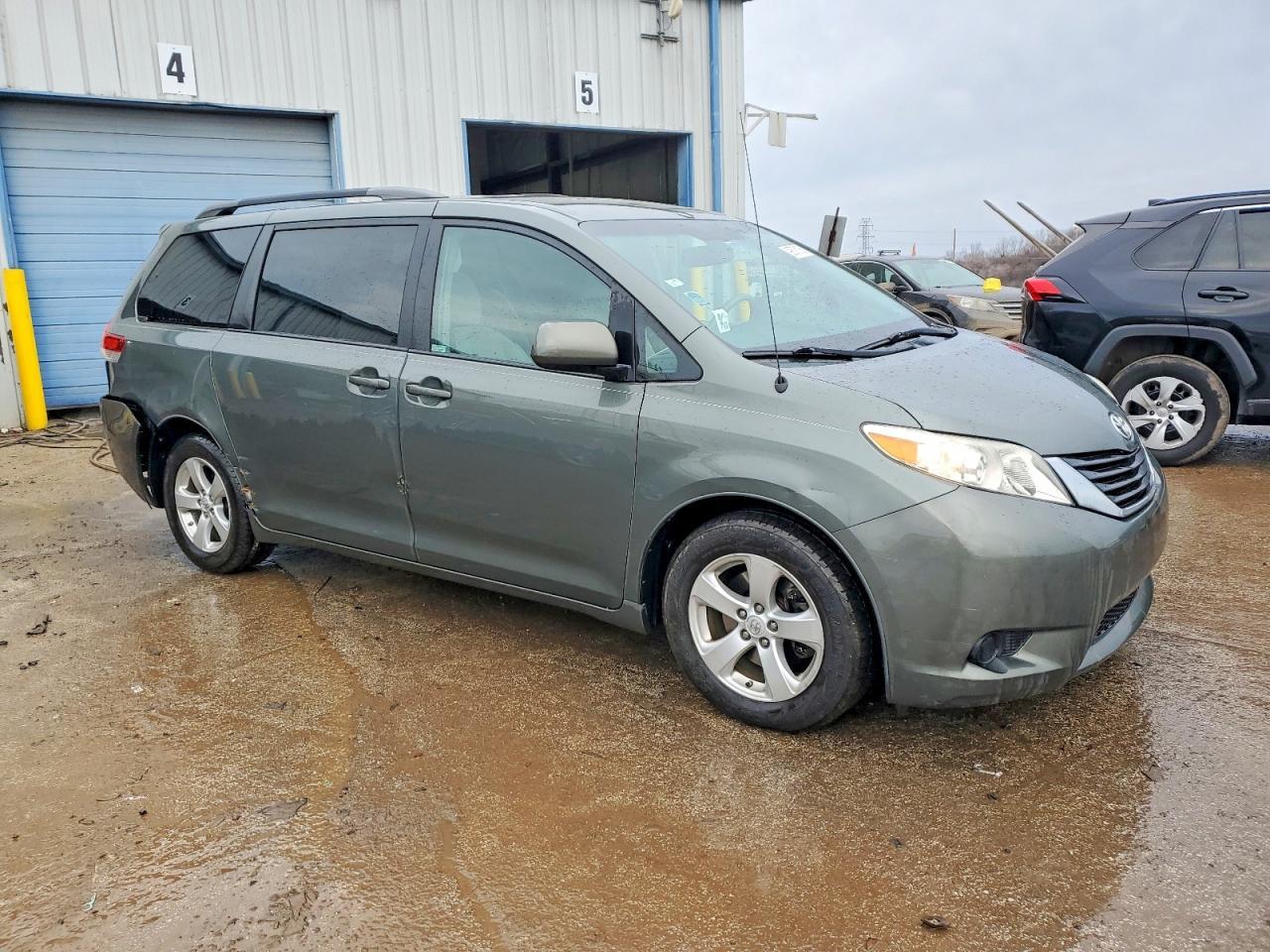 2014 TOYOTA SIENNA