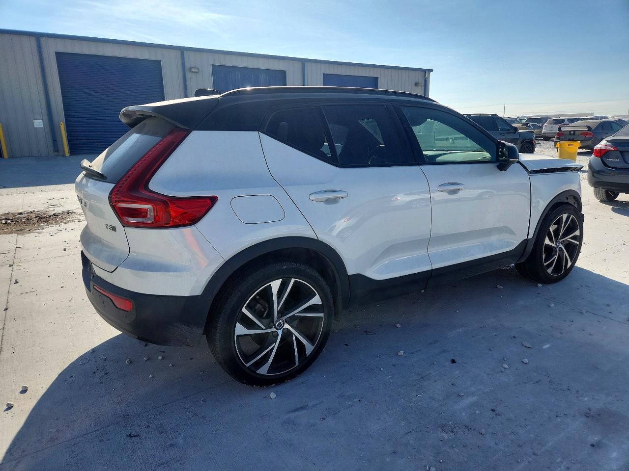 2021 VOLVO XC40