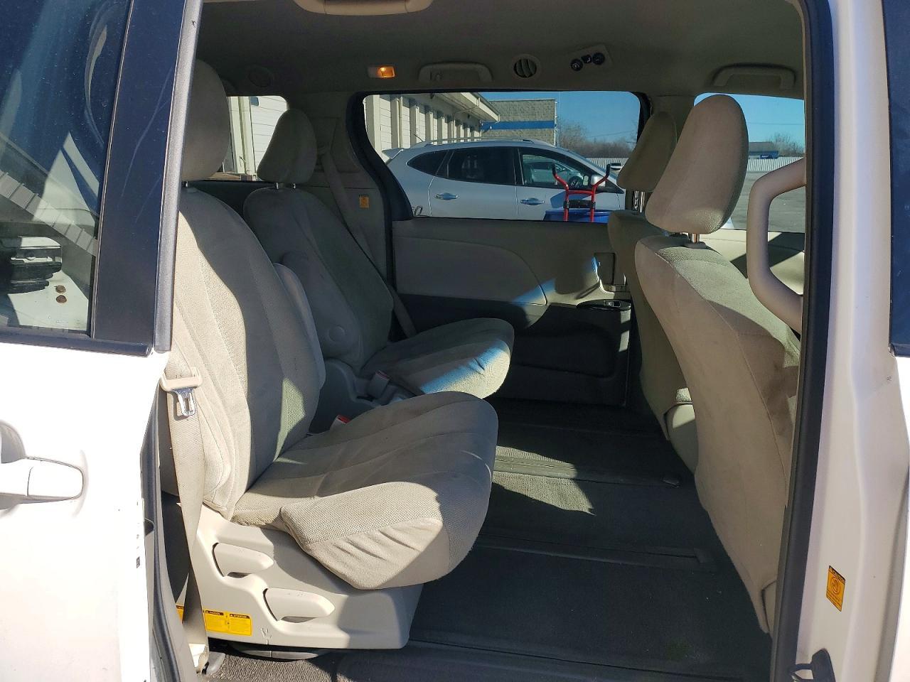 2011 TOYOTA SIENNA