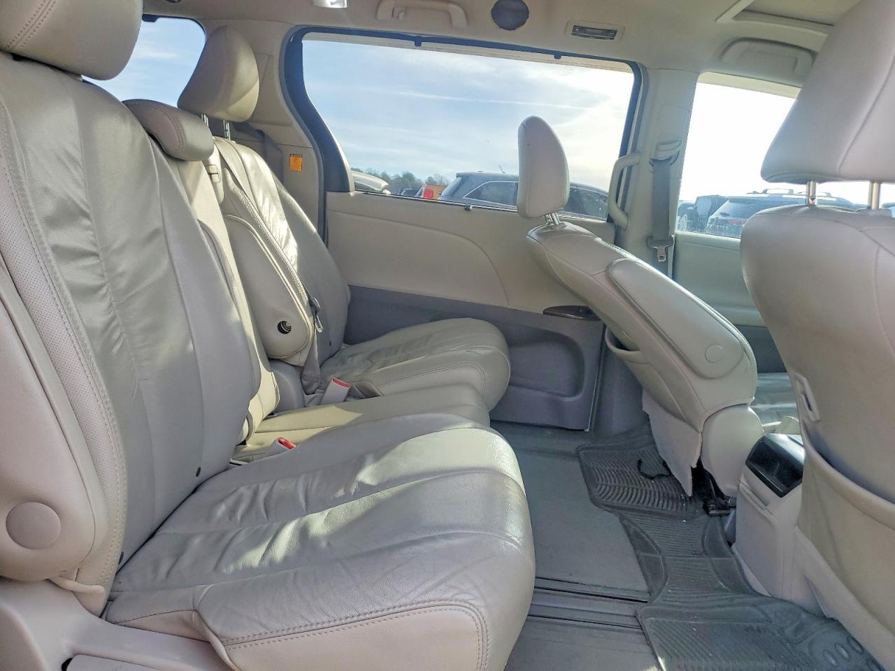 2011 TOYOTA SIENNA