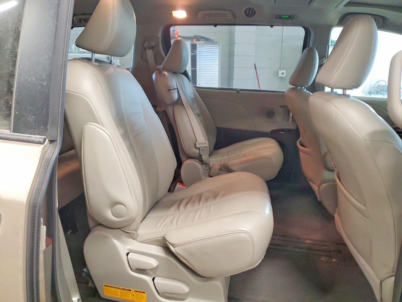 2011 TOYOTA SIENNA