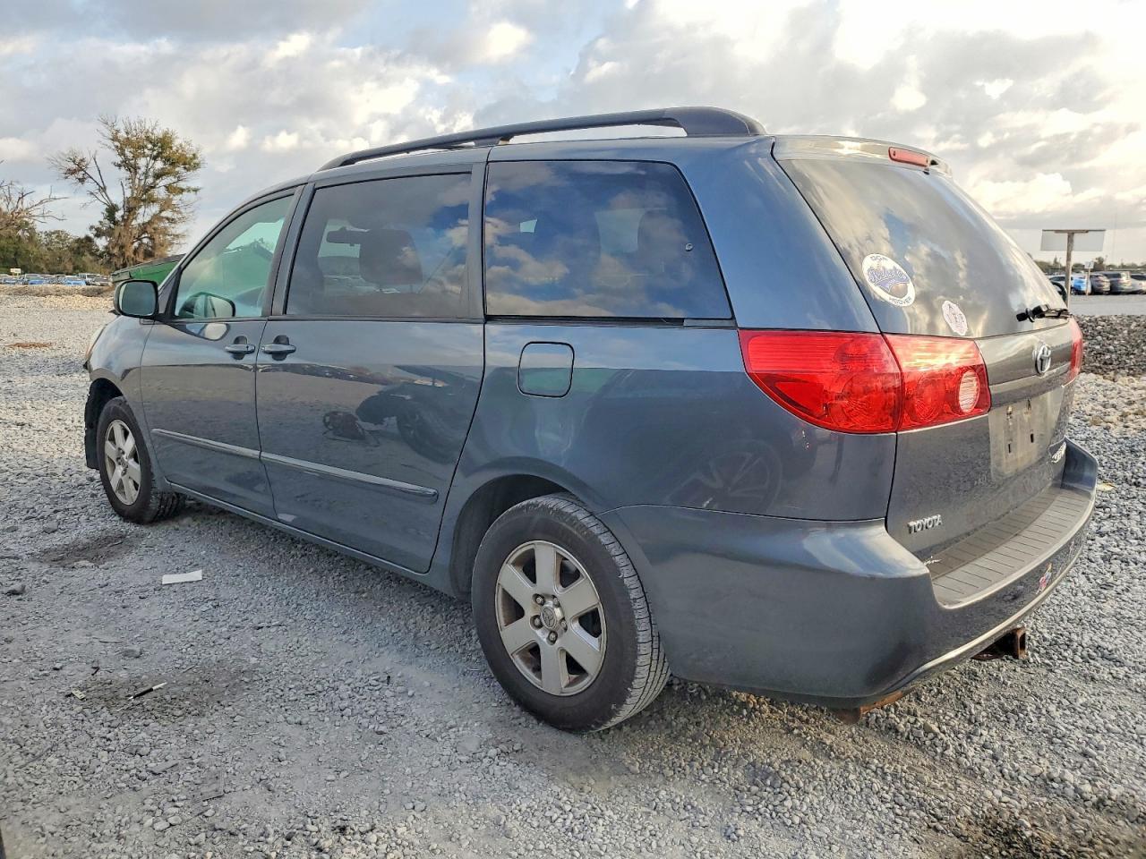 2010 TOYOTA SIENNA