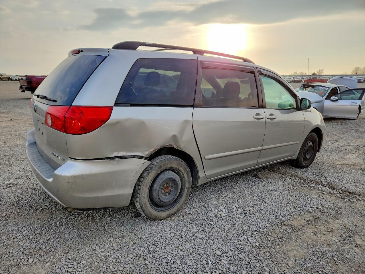 2010 TOYOTA SIENNA
