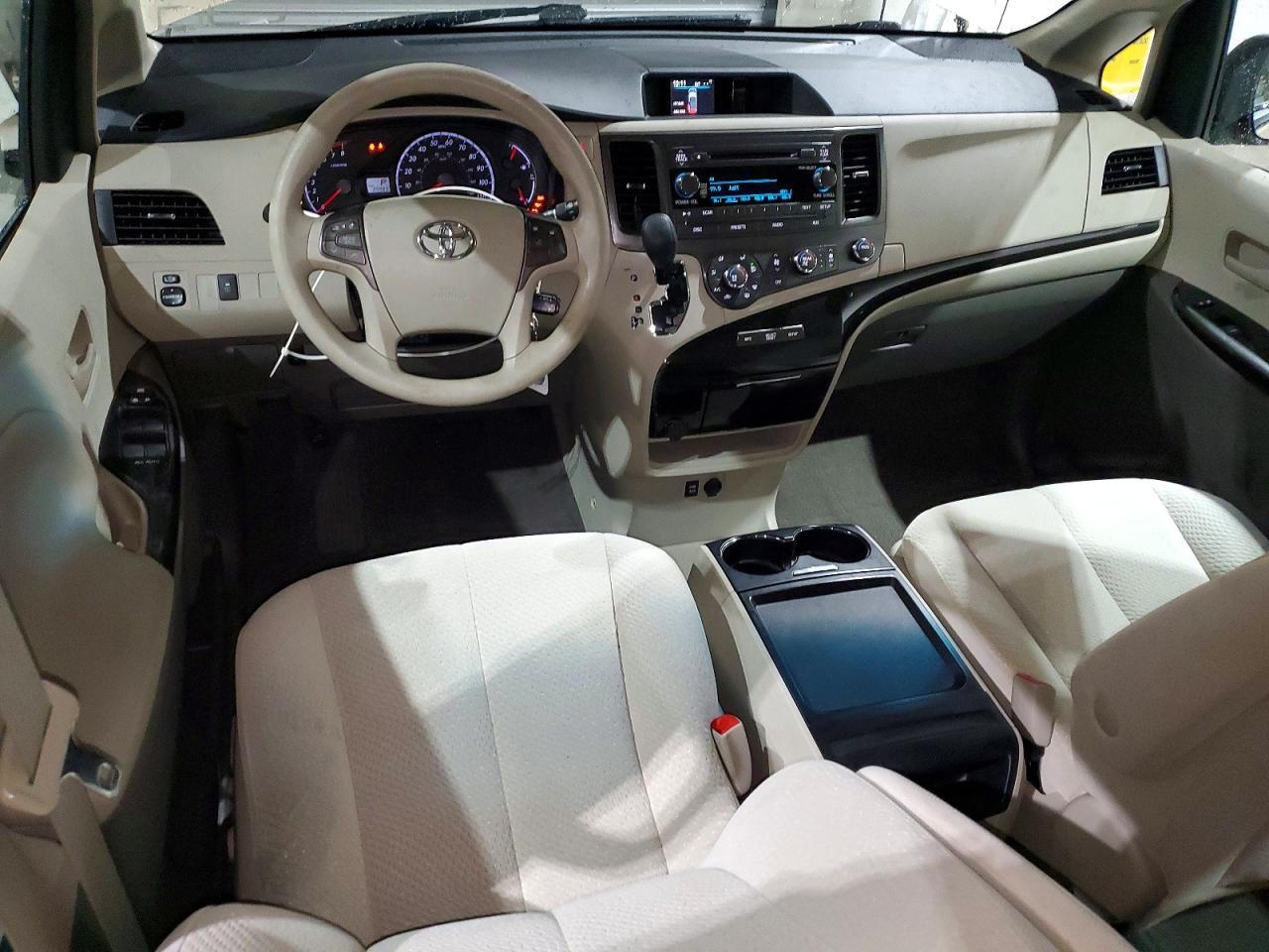 2011 TOYOTA SIENNA