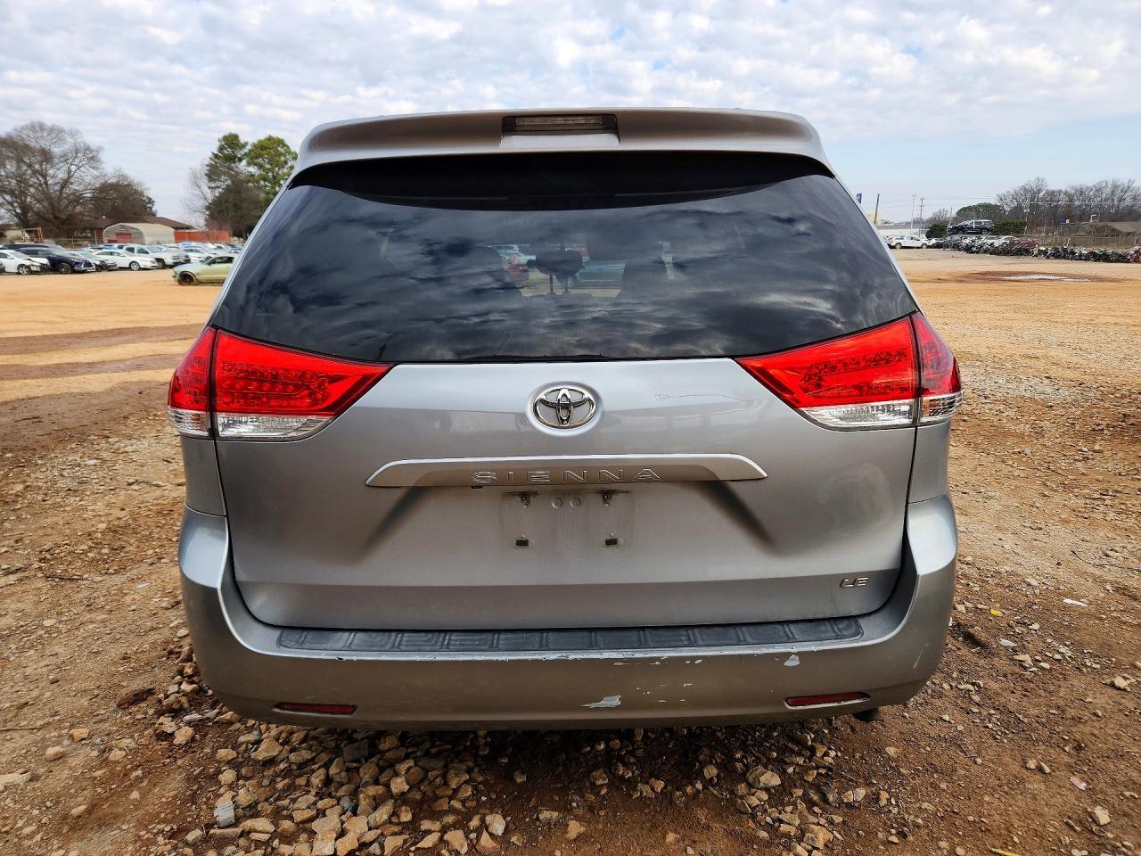 2011 TOYOTA SIENNA