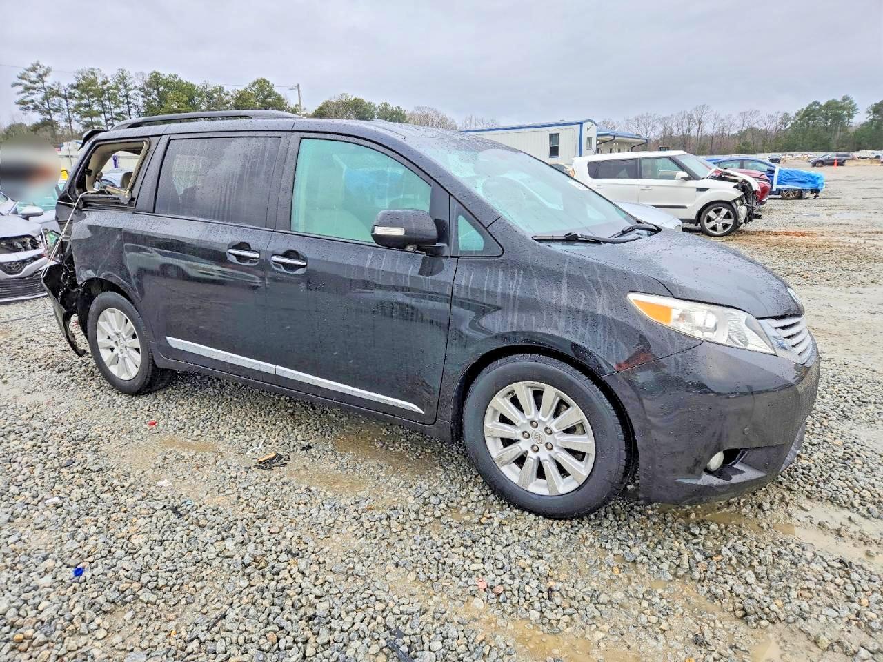 2013 TOYOTA SIENNA