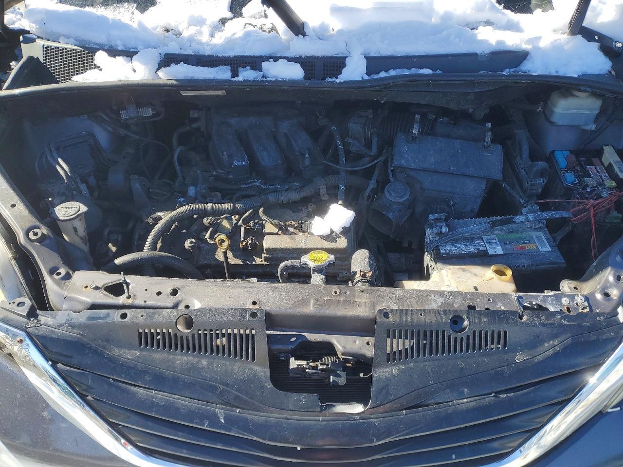 2011 TOYOTA SIENNA