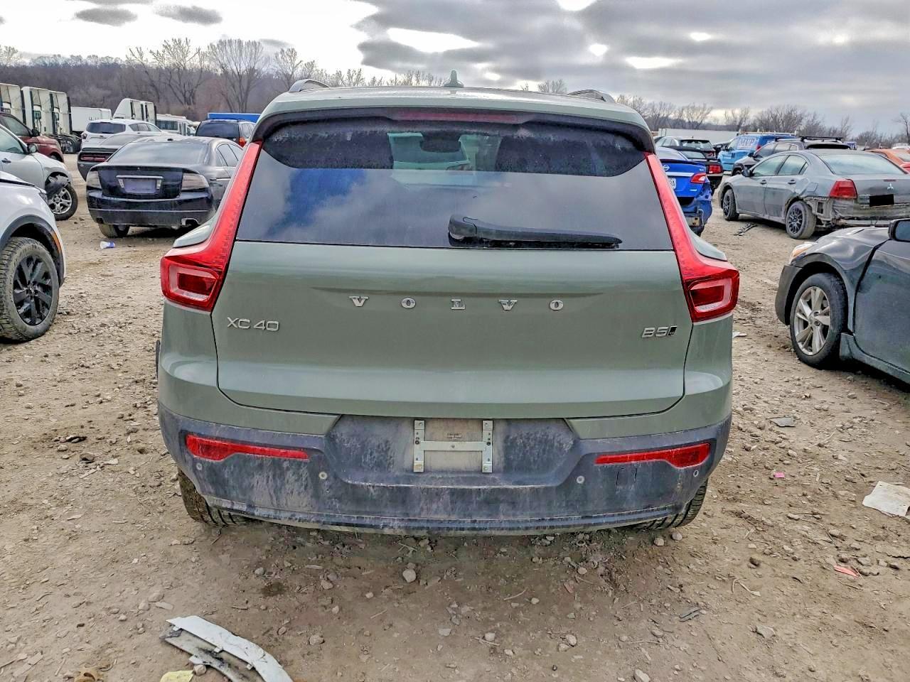 2025 VOLVO XC40