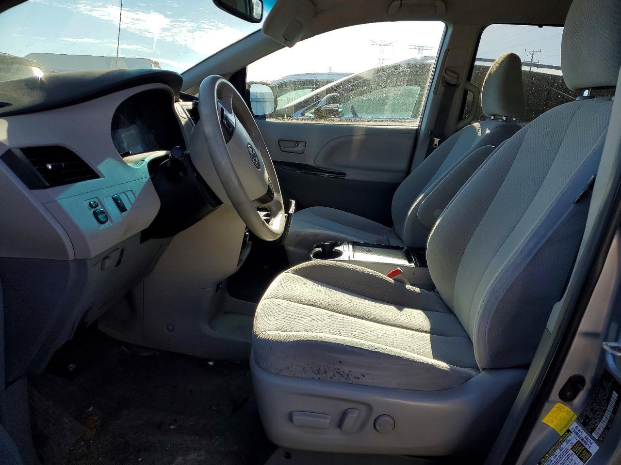 2011 TOYOTA SIENNA