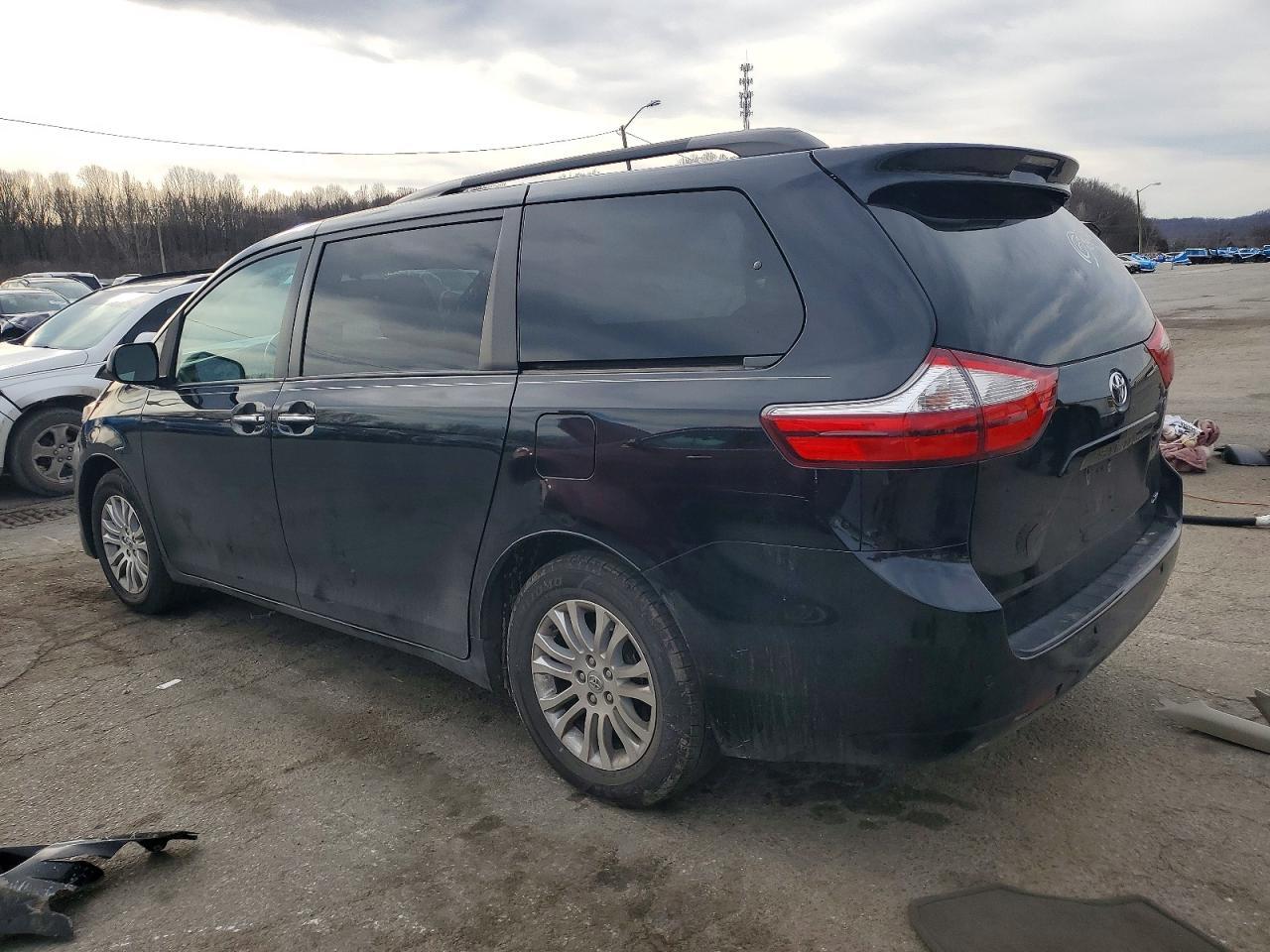 2017 TOYOTA SIENNA