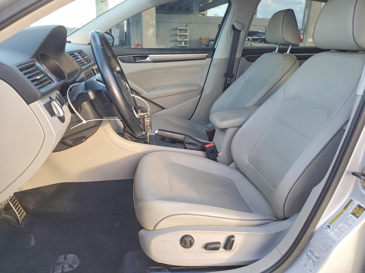 2017 VOLKSWAGEN Passat