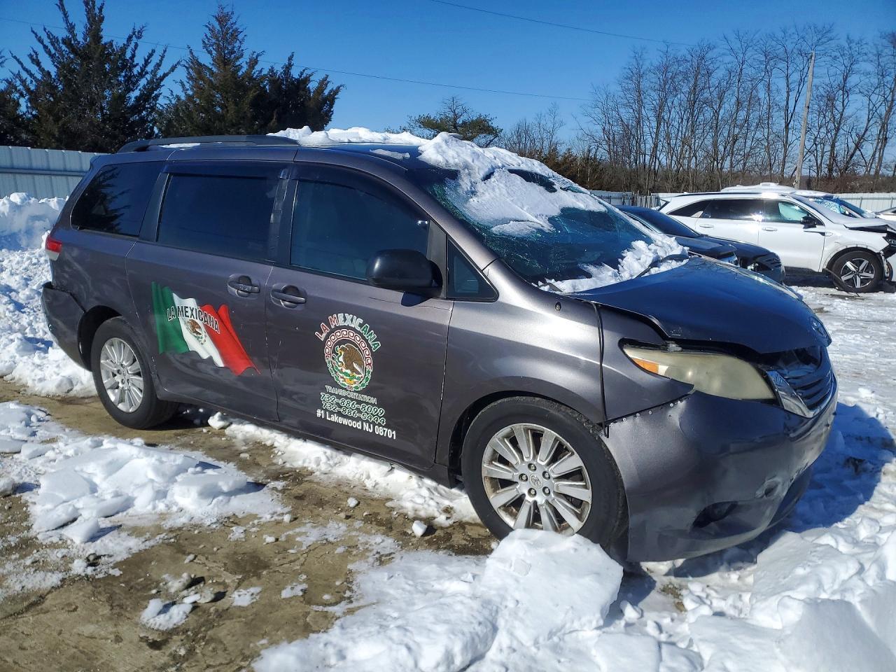 2011 TOYOTA SIENNA