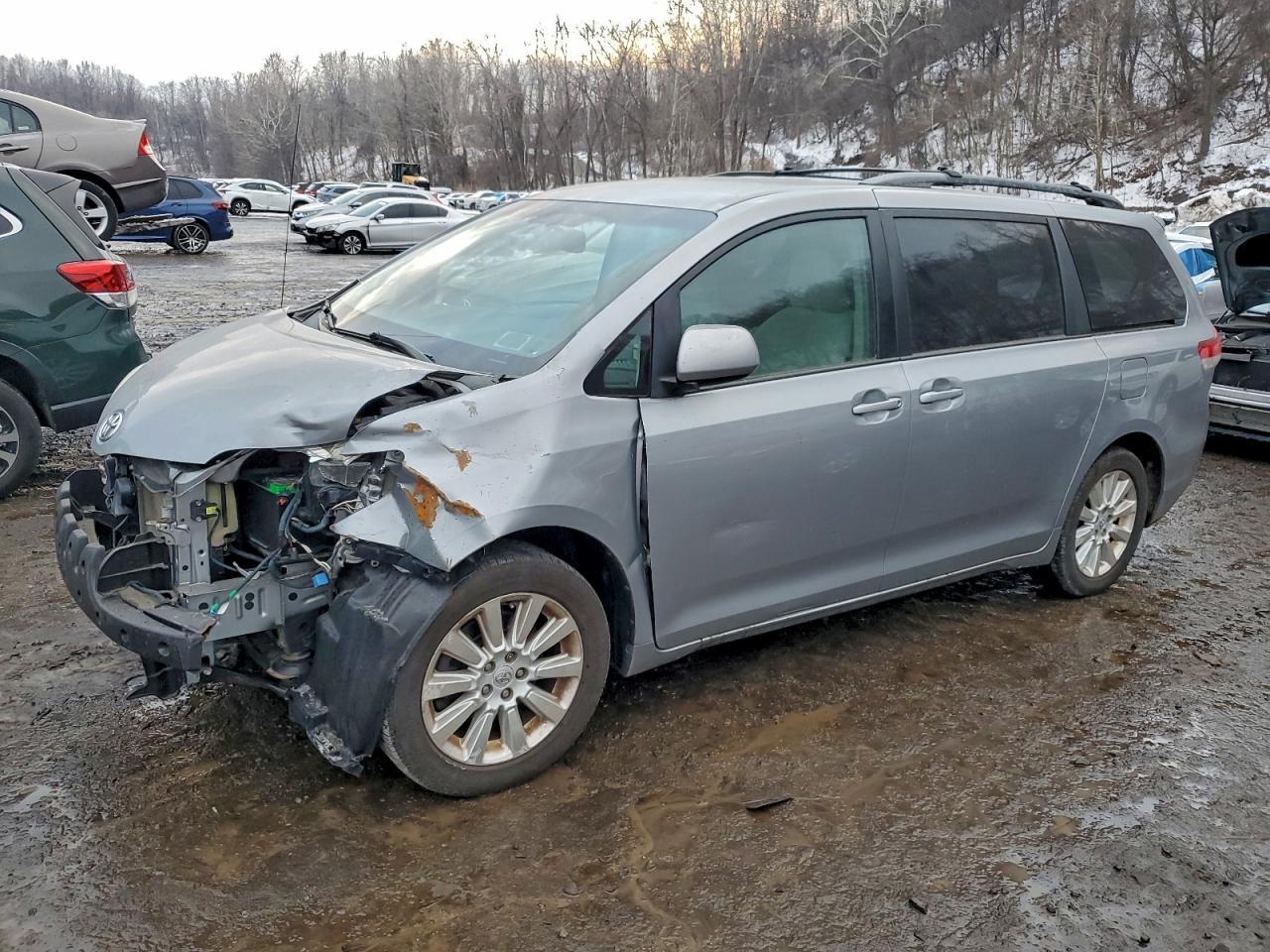 2011 TOYOTA SIENNA