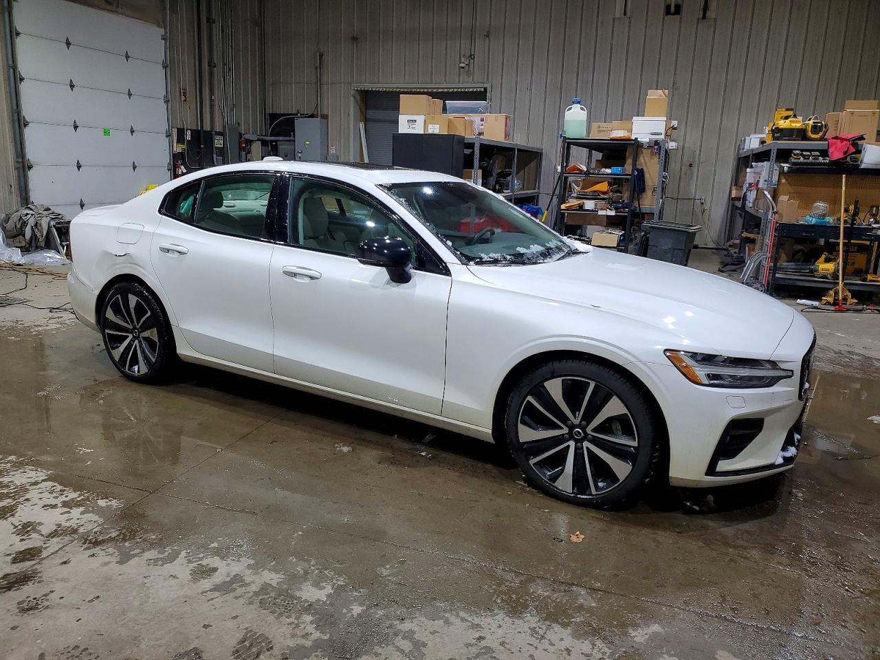 2022 VOLVO S60