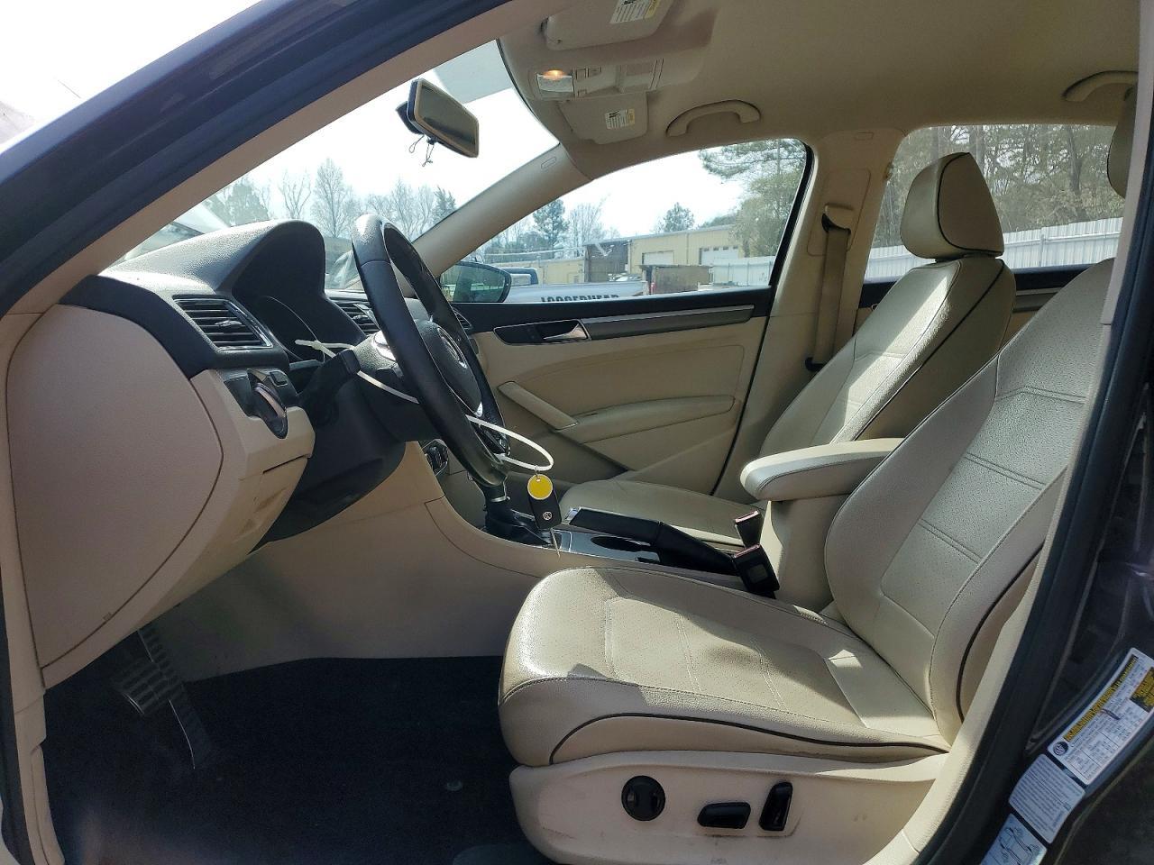 2016 VOLKSWAGEN Passat