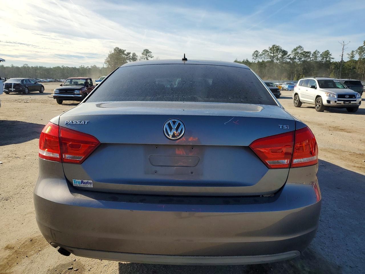 2014 VOLKSWAGEN Passat