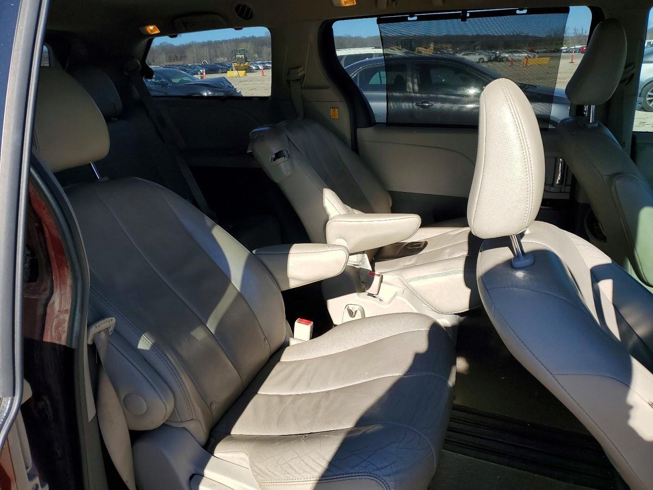 2013 TOYOTA SIENNA