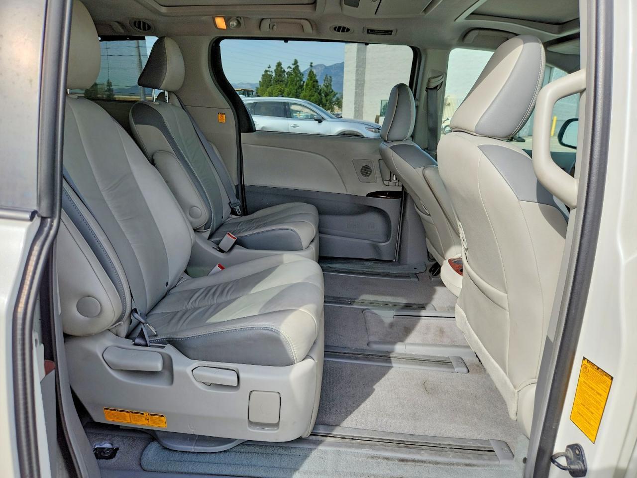 2011 TOYOTA SIENNA